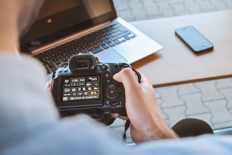 Fotografer mengatur exposure pada kamera digital
