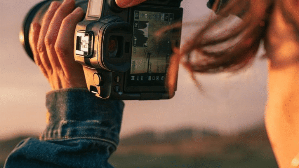 Fotografer mengatur pencahayaan sebelum memotret