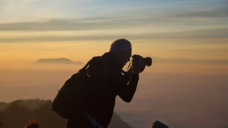 Fotografer sedang mengambil gambar menggunakan kamera digital
