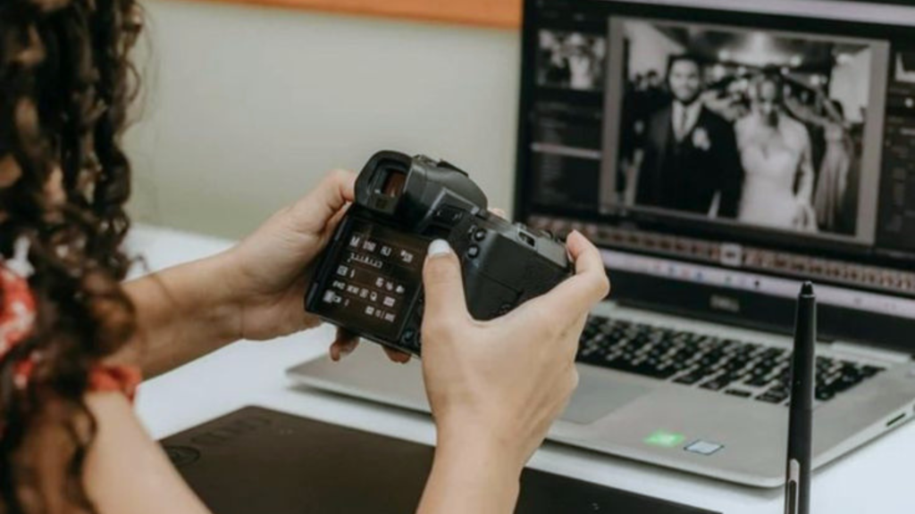 Fotografer mengecek hasil foto setelah pemotretan