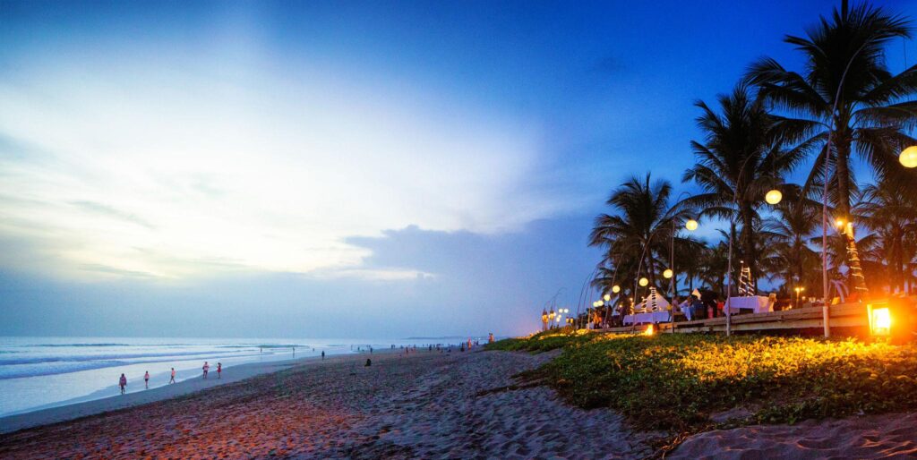 Suasana blue hour di Bali dengan langit biru dan lampu kota yang menciptakan nuansa estetik dan cinematic.